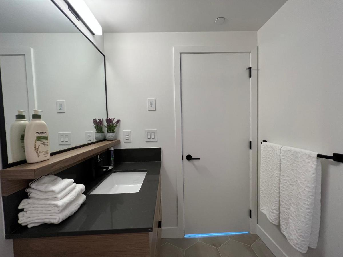 Amazing Brand New Lakeview Condo Downtown Келоуна Экстерьер фото