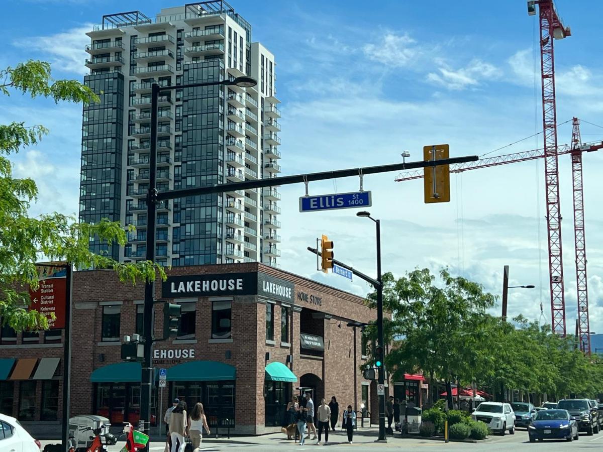 Amazing Brand New Lakeview Condo Downtown Келоуна Экстерьер фото
